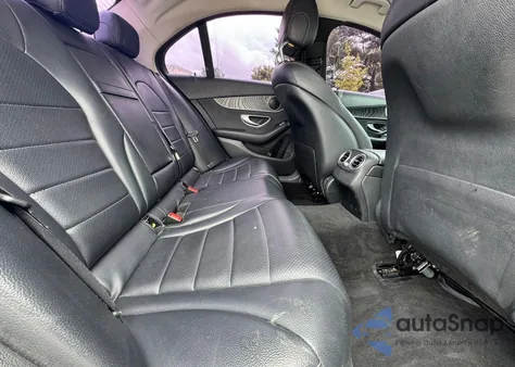 2017 Mercedes-Benz C 300 4Matic z USA, uszkodzony, nr VIN 55SWF4KB2HU203904